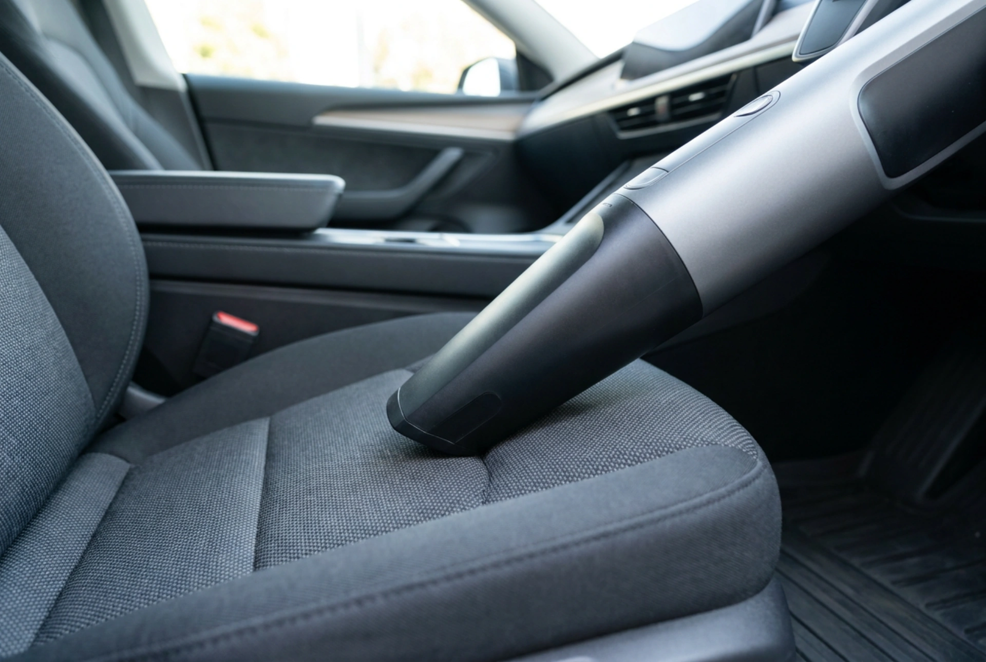 Wie Sie Ihr Auto mit einem leistungsstarken Autostaubsauger gründlich reinigen