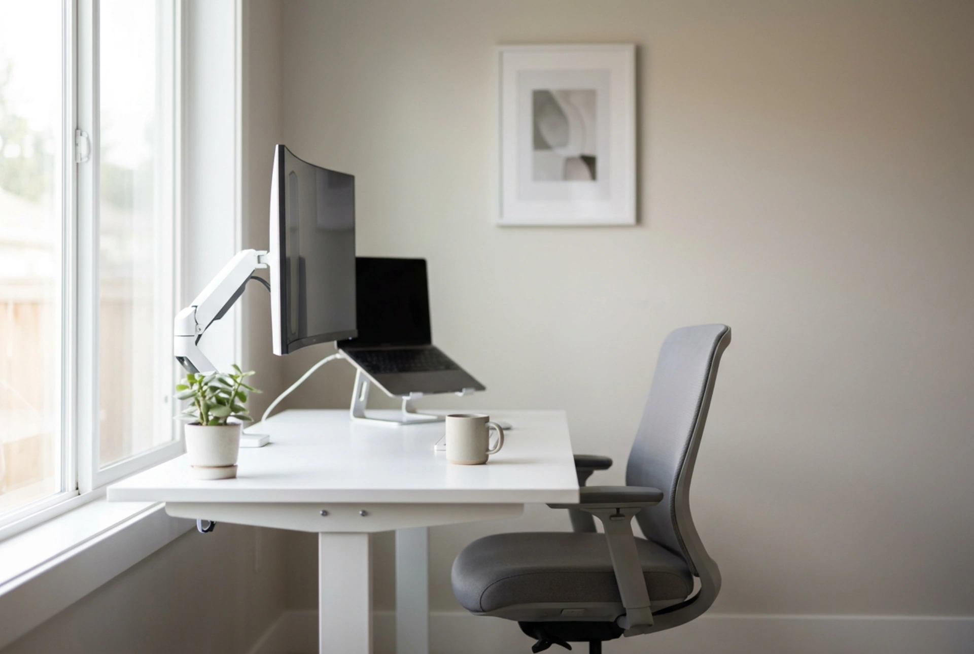 Monitor an der Wand montieren: Ergonomie und Platz am Schreibtisch optimieren
