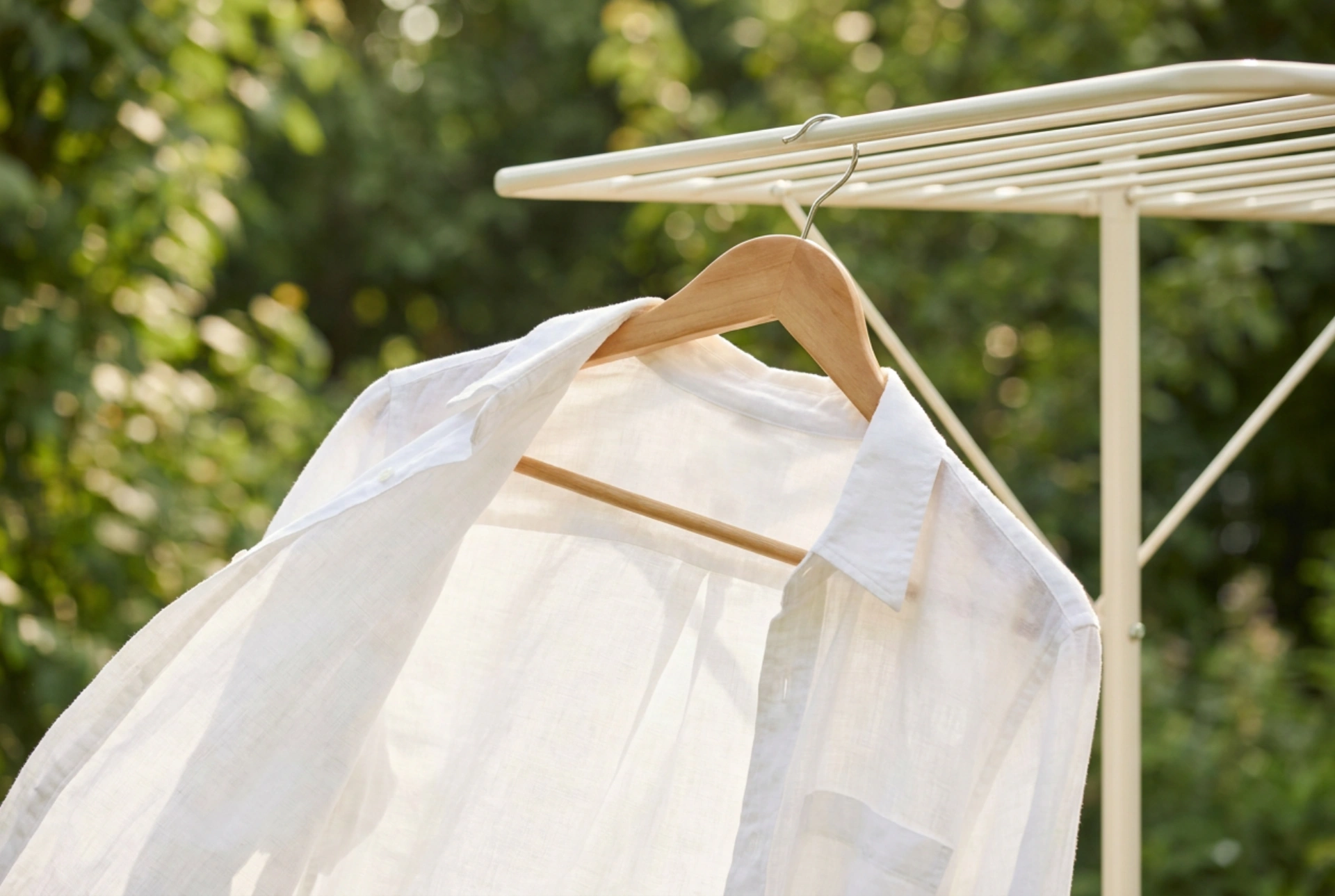 Wie man den Garten-Wäscheständer richtig aufstellt, damit Kleidung gleichmäßig trocknet