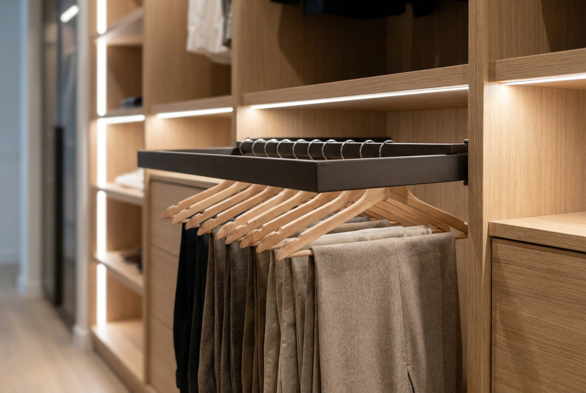 Der ausziehbare Hosenhalter: Systematische Ordnung und Materialschonung im Kleiderschrank