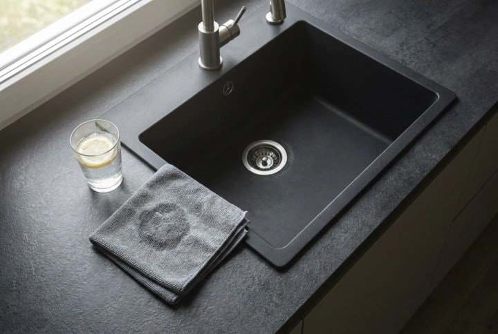 Granitspüle von Kalk und Kaffeeablagerungen befreien: So gelingt die materialschonende Reinigung