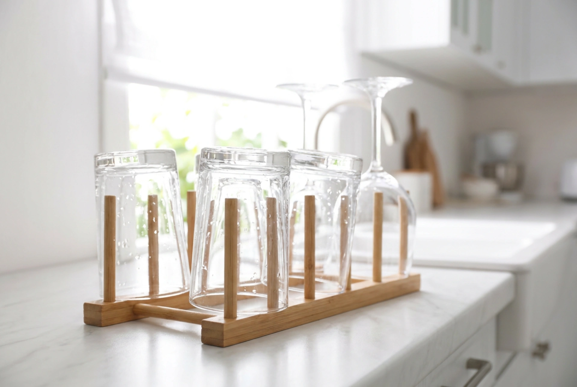 Wie Sie ökologischen Klarspüler für streifenfreien Glanz auf Glas anwenden